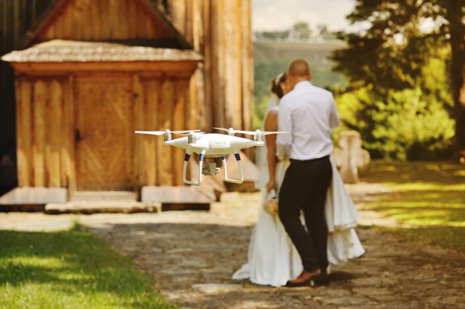 Poročni par in dron