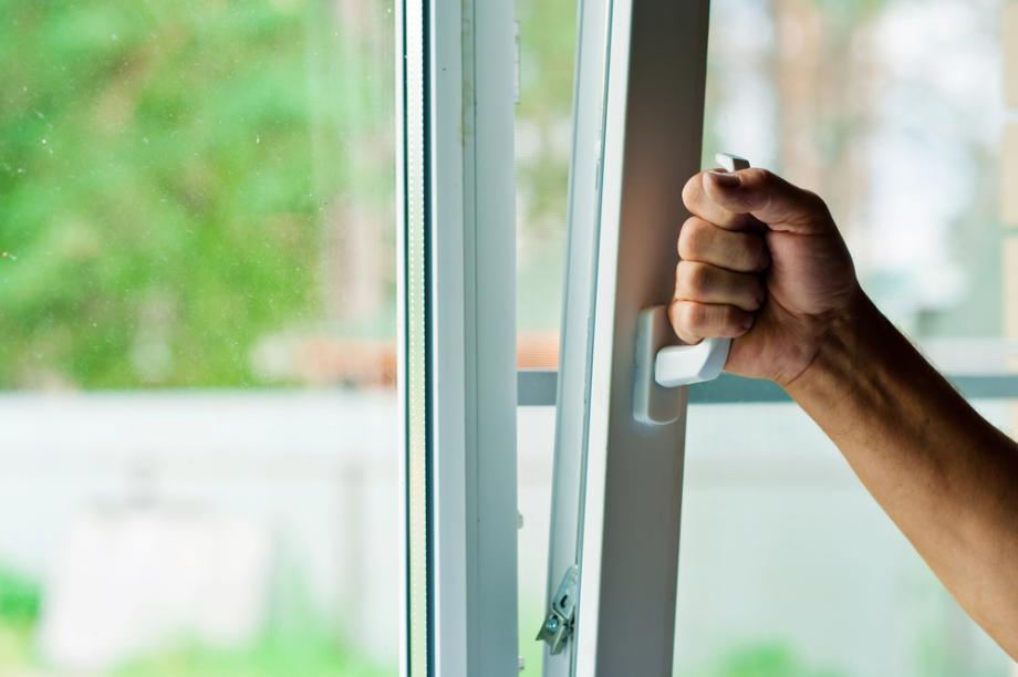 Preprost mehanizem za odpiranje PVC oken