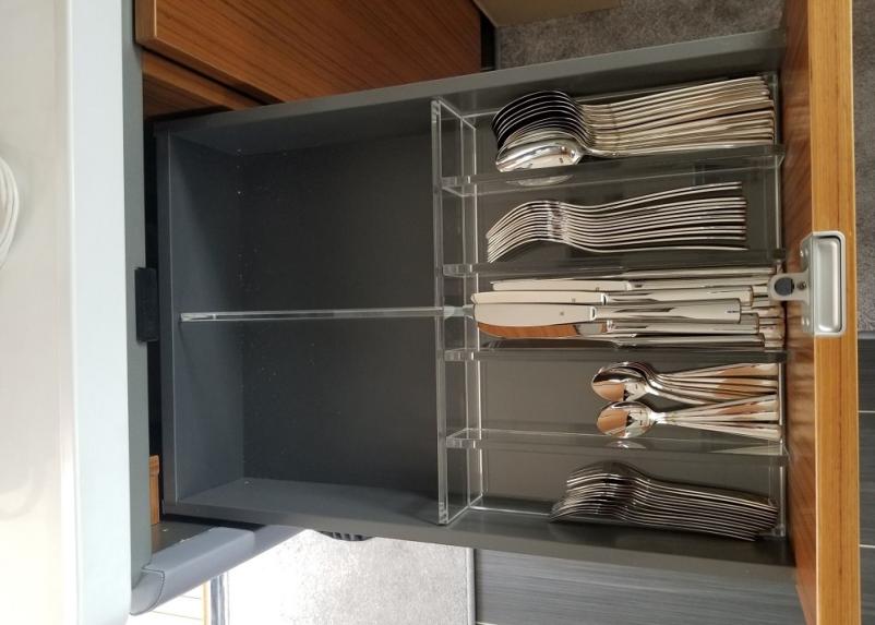 prozorno pleksi steklo