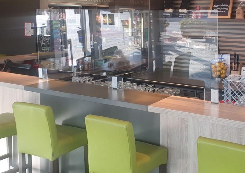 barvno pleksi steklo