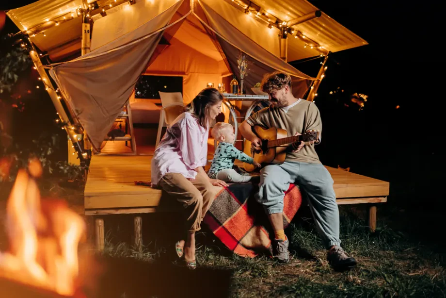 Družina na glampingu