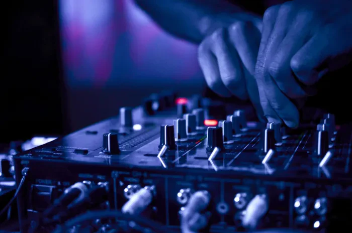 DJ za mešalno mizo