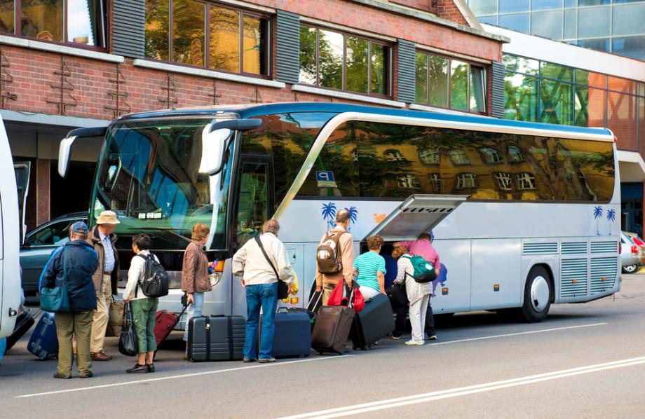 Avtobus in turisti s prtljago
