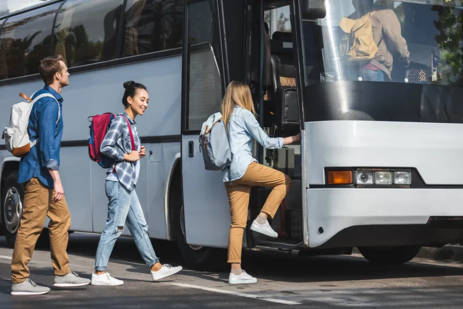 Vkrcavanje potnikov na avtobus