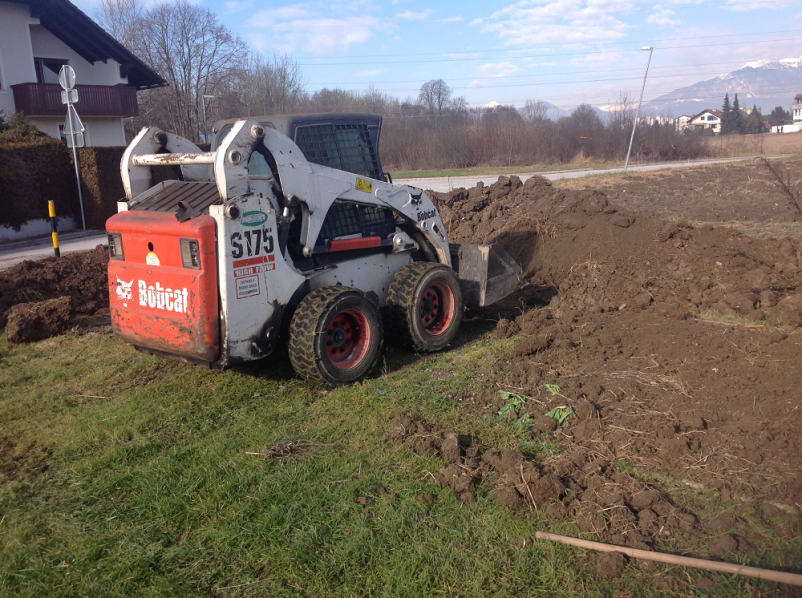 Popravila gradbenih strojev na terenu Slovenija