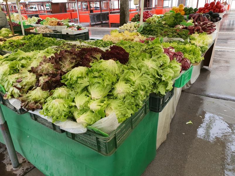 Prodaja domačega sadja in zelenjave na tržnici v Ljubljani v centru