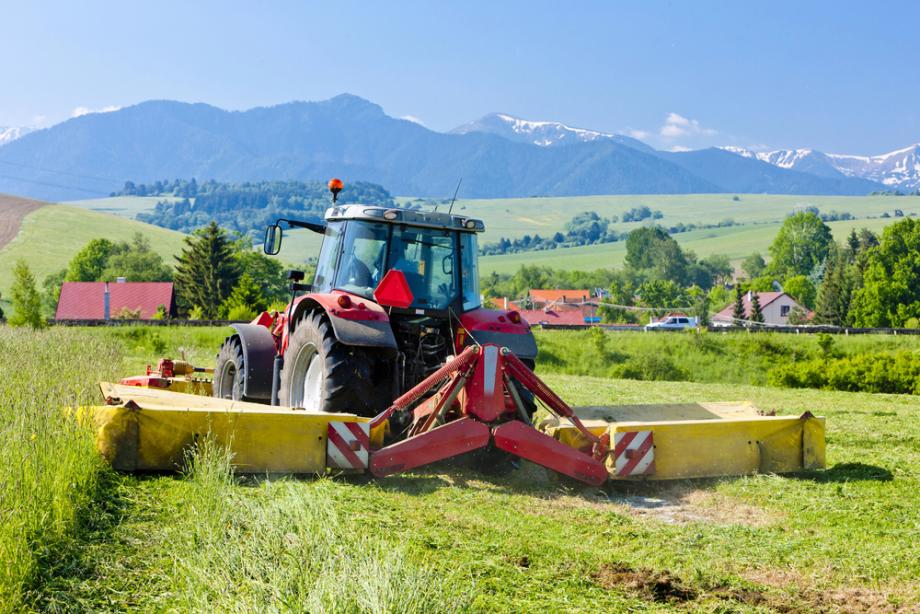 Traktor s priključkom