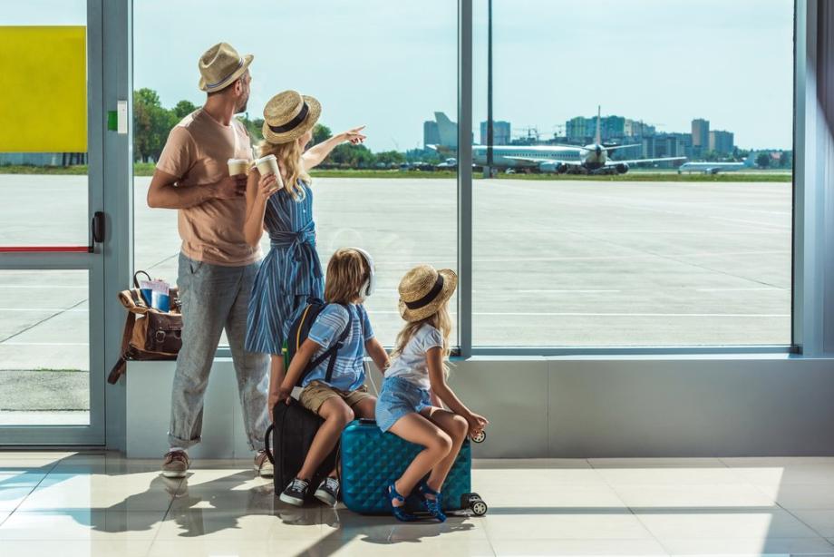 Družina na letališču