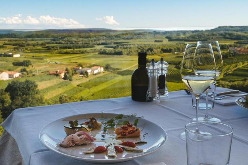 Tavarneta je dobra restavracija Dobrovo v Brdih