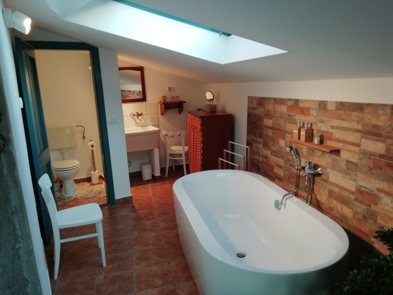 Če želite rezervirati ugodne nočitve v Dutovljah, nas pokličite