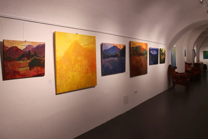 Vabljeni v našo galerijo s slikami, kipi in fotografijami