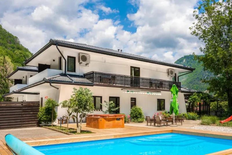 Ugoden najem opremljenega apartmaja ob reki Soči