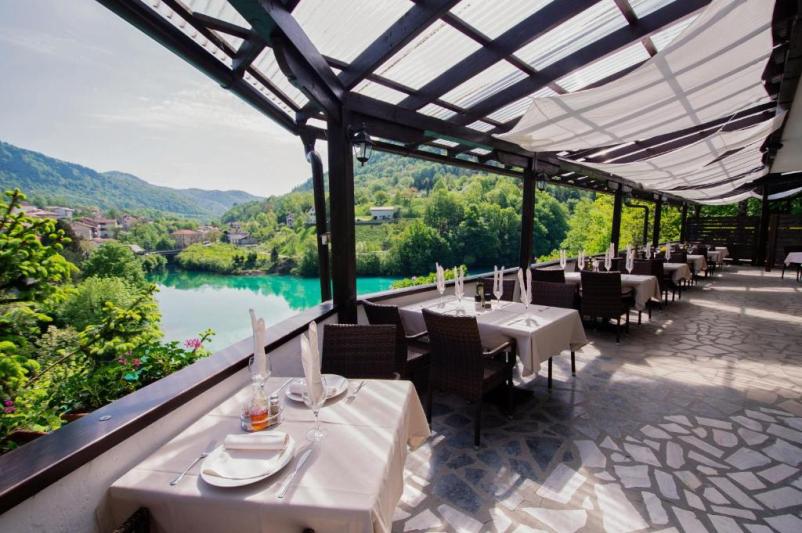 Ugoden apartma ob reki Soči