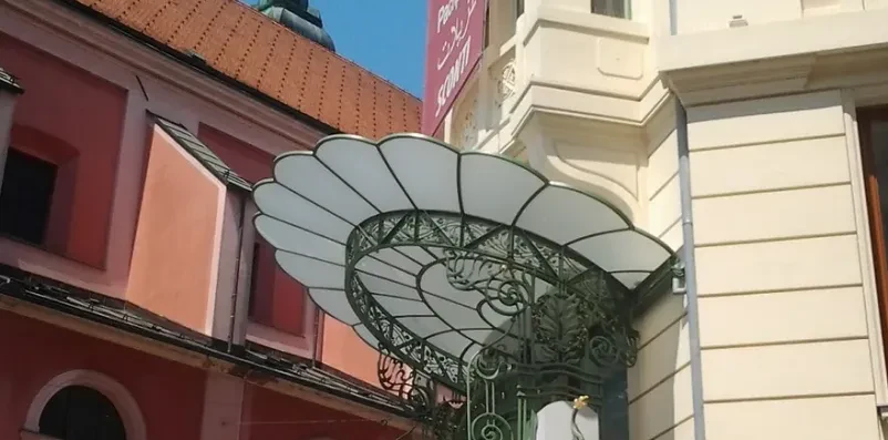 stekleni nadstreški