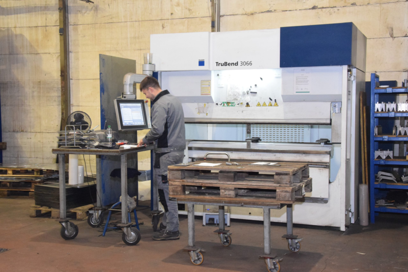 Stroj za krivljenje pločevine