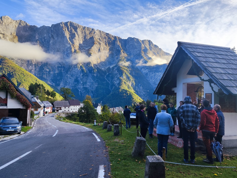 Nastop mešanega pevskega zbora in dramska sekcija Bovec, Goriška
