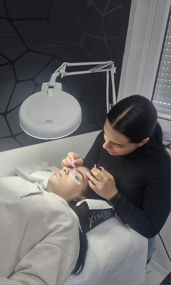 Želite postati stilistka s tečajem podaljševanja trepalnic? V Mariboru vam pomagamo do uspeha!