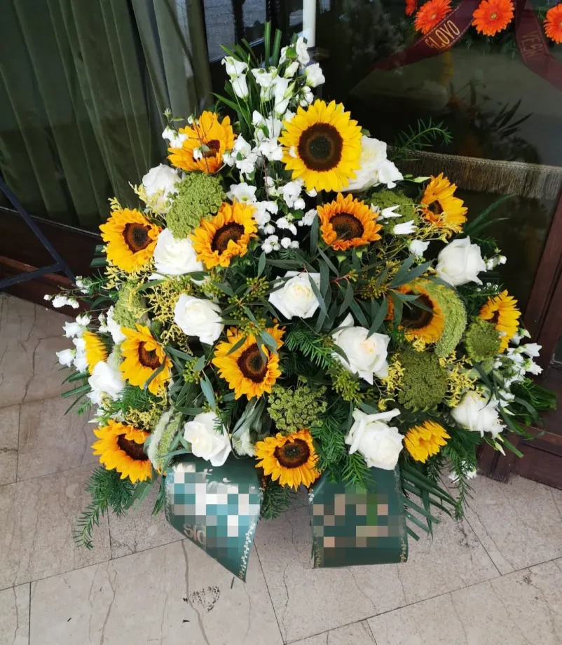 Iščete dobro cvetličarno, ki bo poskrbela za prelepo pogrebno cvetje?