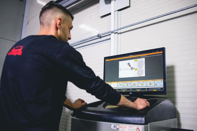 Za popravilo vozil in menjavo gum zaupajte avtoservis Rogelj v Osrednji Sloveniji