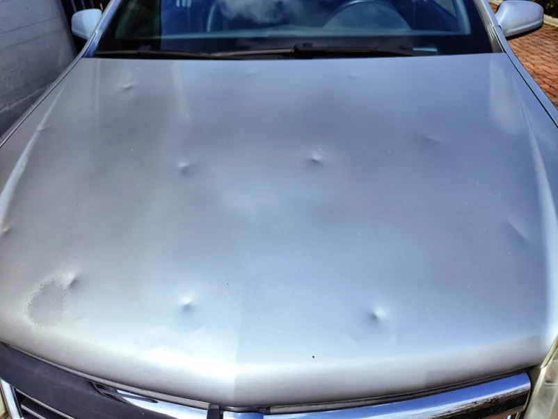 Kontaktieren Sie Robert Pivec s.p. für günstige Hagelschadenreparaturen am Auto