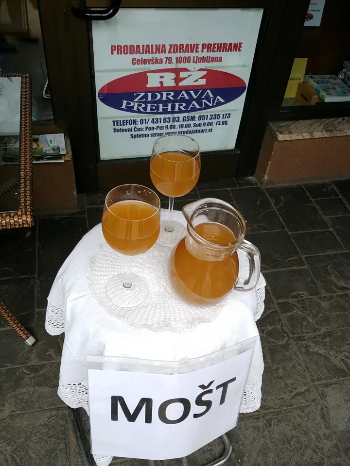 Poceni vinotoč