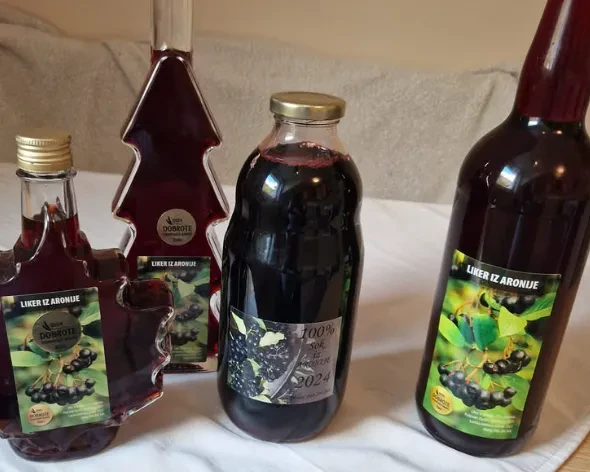 Domači likerji iz aronije