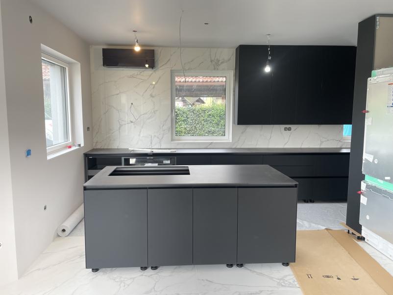 Kuhinjski pulti iz keramike ali kamna Savinjska