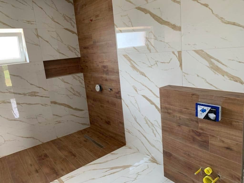 Ugodno polaganje ploščic v kopalnici