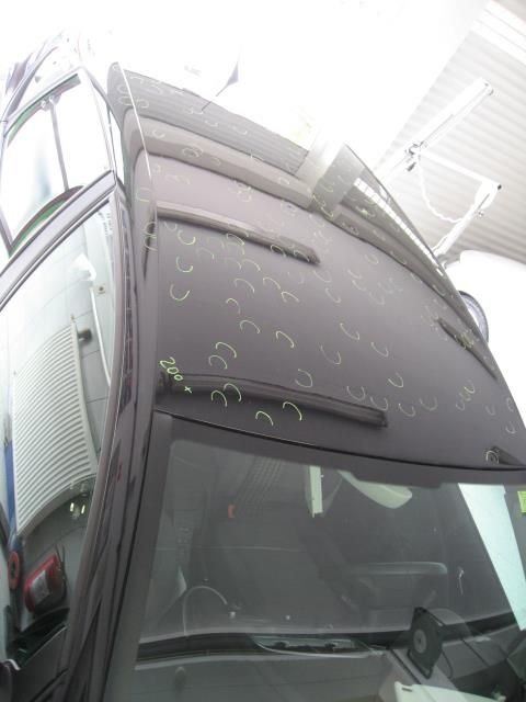 Popravilo poškodb na strehi avta