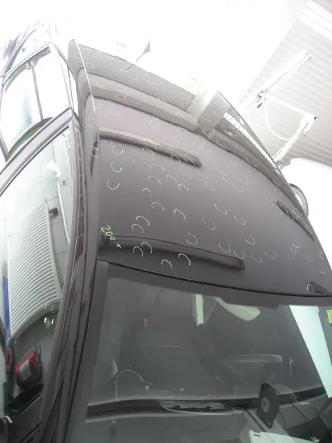 Popravilo poškodb na strehi avta