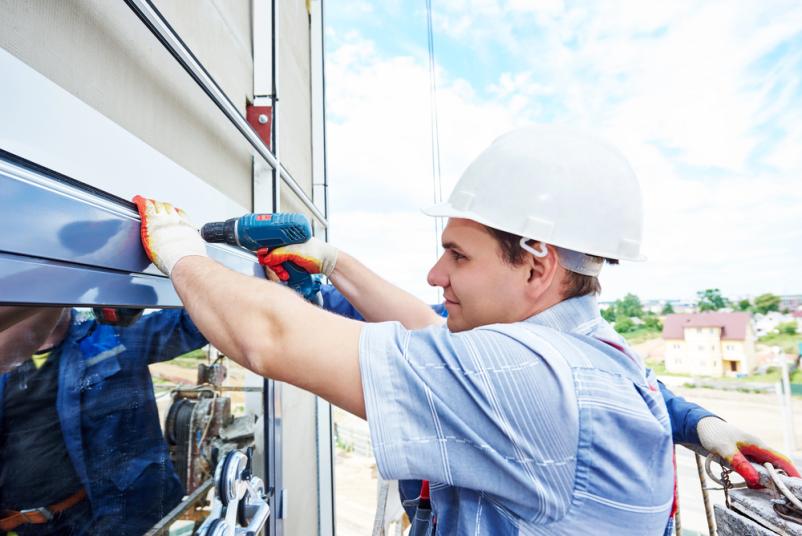 Zasteklitev z dvigalom cena