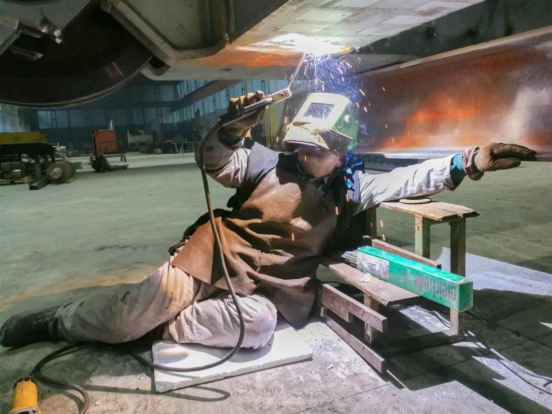 Hochwertiges Schweißen von farbigen und schwarzen Materialien Deutschland