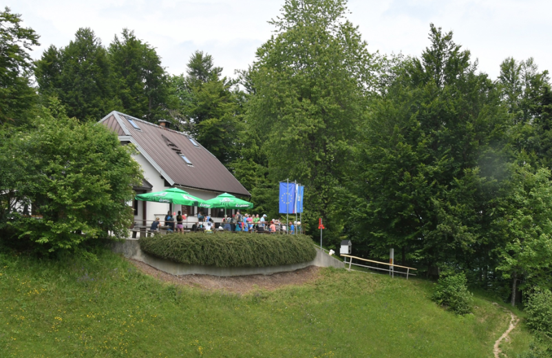 Koča na Hleviški planini