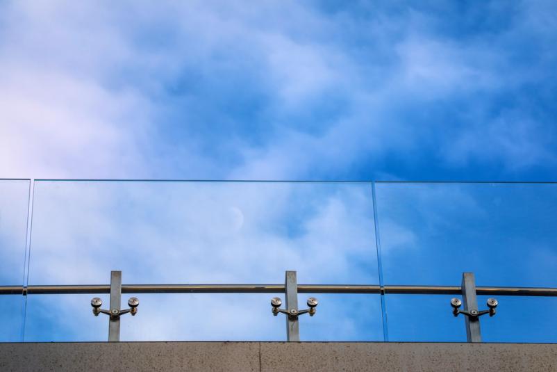 Montaža zunanje steklene ograje