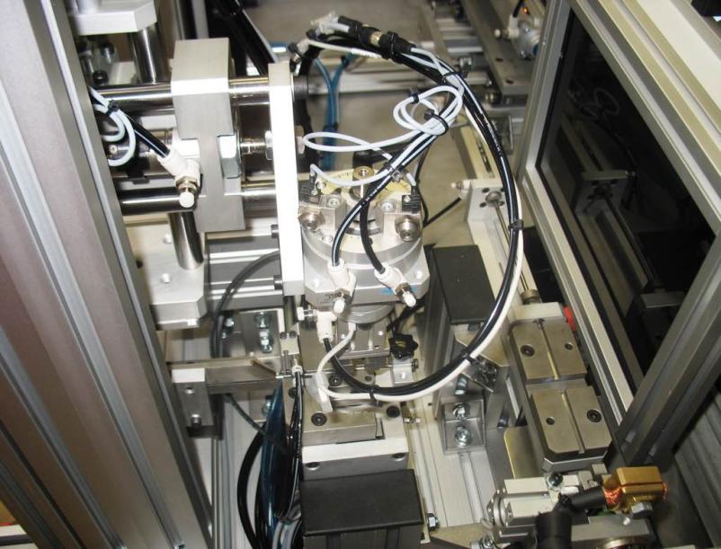 Avtomatski stroj za vrezovanje navojev