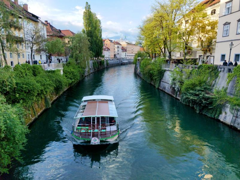 Poceni piknik na ladjici na Ljubljanici