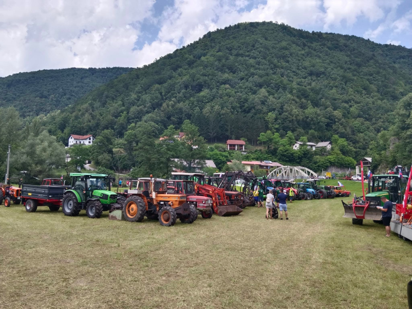 Hitro popravilo kmetijske mehanizacije na terenu Notranjska