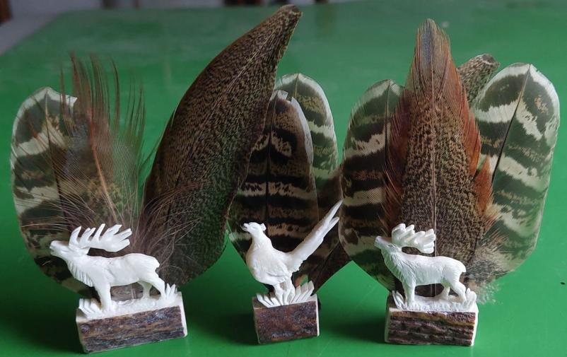 Ročno izdelane broške za klobuke