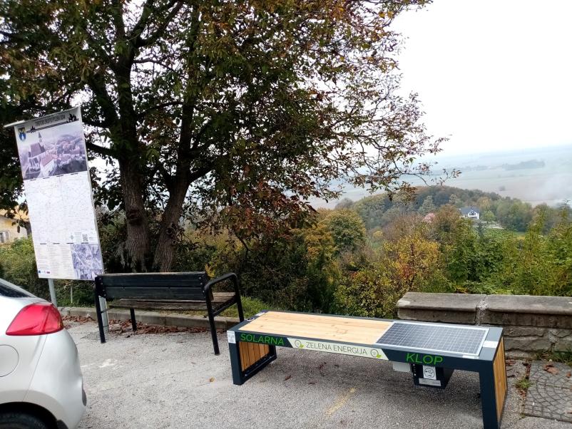 Javna klop za polnjenje telefona