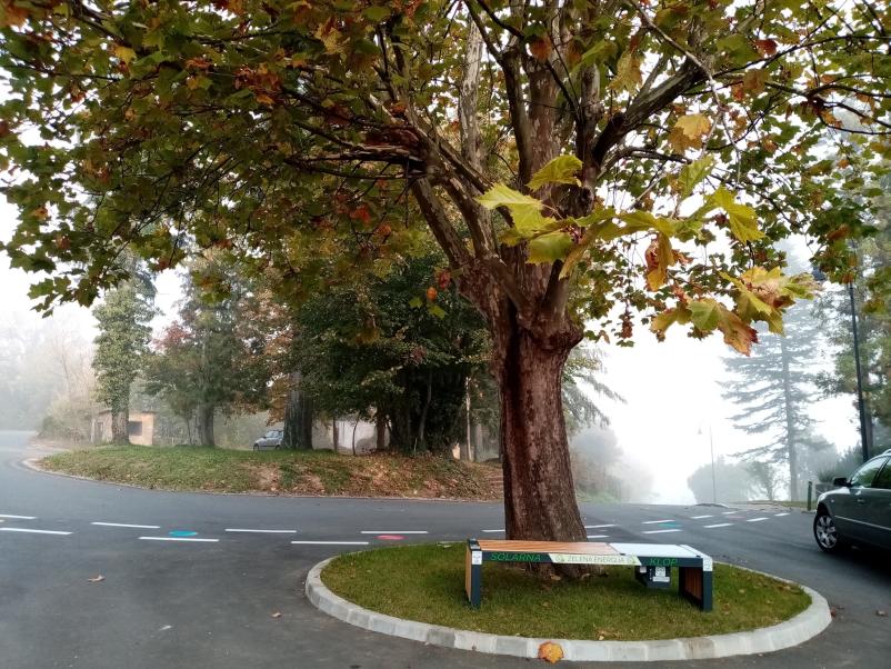 Polnilna klop na sončne celice