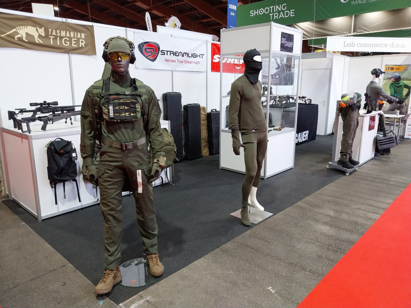 Prodaja vojaške opreme v trgovini v Sloveniji