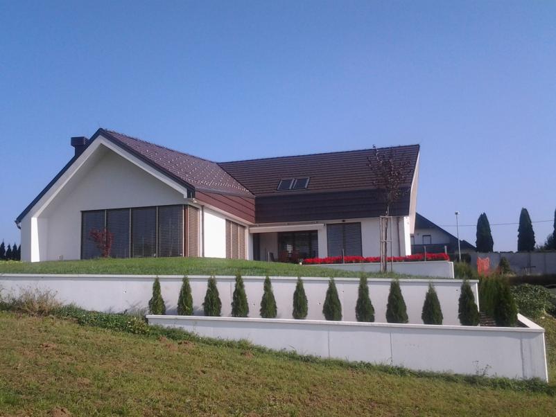 Krovec za popravilo strehe na Dolenjskem