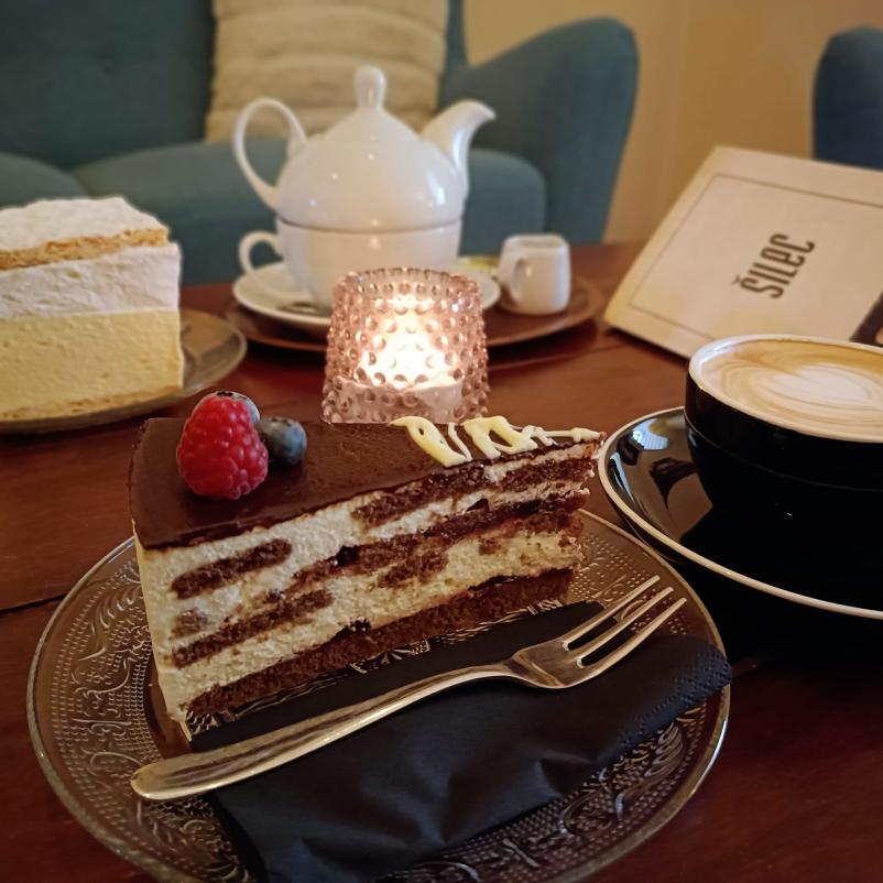 Drugačne, unikatne pijače in sladice v baru