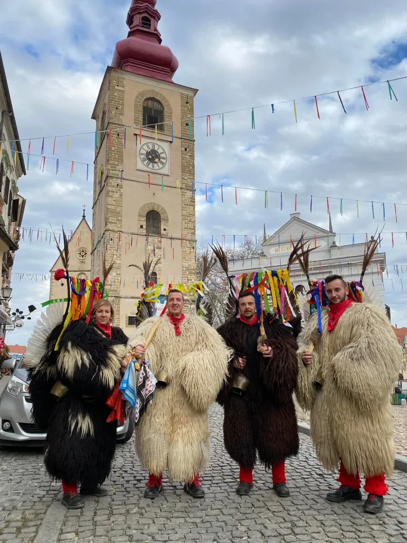 Ukvarjamo se s promocijo kurenta in kurentovanja v Sloveniji in tujini