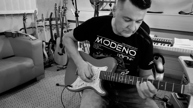 Glasbeno kompoziranje in nastopanje po tujini in Sloveniji