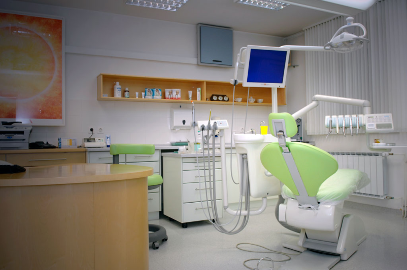 Ugoden samoplačniški zobozdravnik na Ravnah na Koroškem