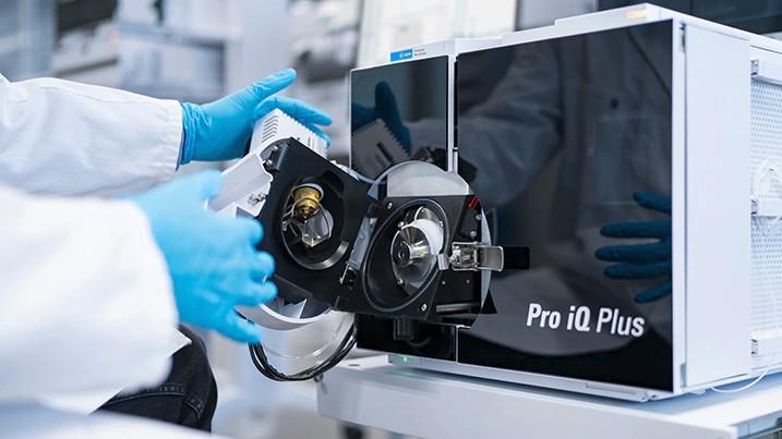 Servis in prodaja opreme za analizo v laboratoriju