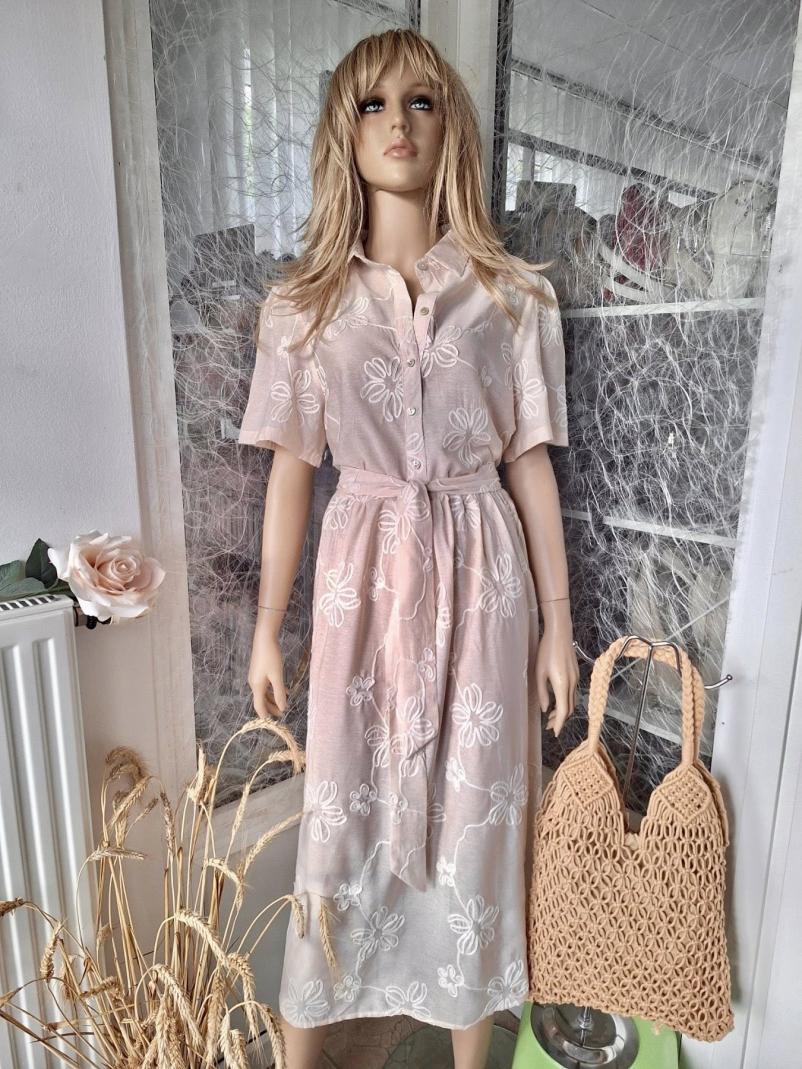 Trgovina z oblačili za ženske v Metliki