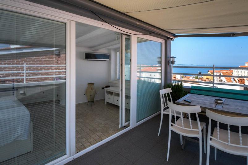 Ugoden apartma v centru Pirana