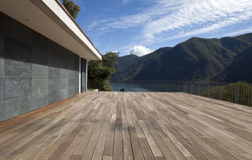 Polaganje talnih oblog na terasah Zagradec, Osrednja Slovenija